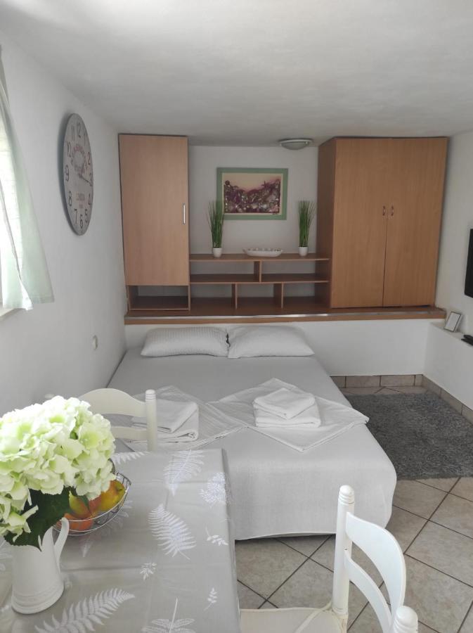 שיבניק Studio Apartment Petrov מראה חיצוני תמונה