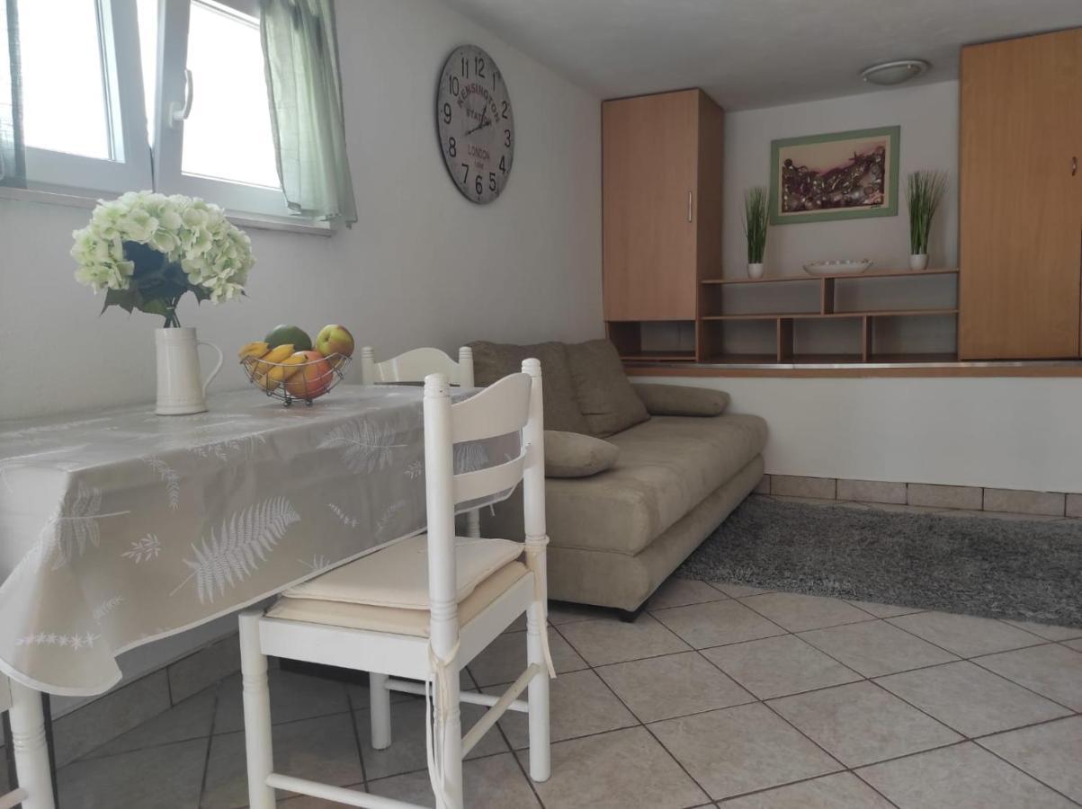 שיבניק Studio Apartment Petrov מראה חיצוני תמונה